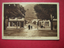 CPSM OU CPA 74   FAVERGES  PLACE DE LA MAIRIE ET AVENUE FAVRE   ANIMEE   VOYAGEE 1926  TIMBRE OTE PROPREMENT - Faverges