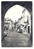 CPSM Cadillac-sur-Garonne - La Rue Cazeaux-Cazalet, Vers Le Château - Citroën 2CV - Cadillac