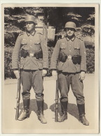 Deux Soldats Allemands Après Le Défilé "Nach Der Parade" - 1942 - Photo Originale  . Dimensions : 12 Cm X 9 Cm - Guerre, Militaire