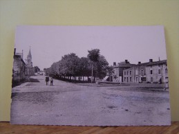 THENEZAY (DEUX-SEVRES)  LES PROMENADES, VERS LA MAIRIE ET L´EGLISE.      3212JA2BIS. - Thenezay