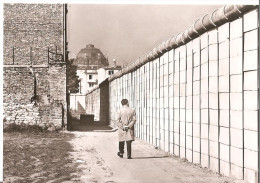 BERLIN .. BARRAGE PAR LE MUR A LA LIMITE DU SECTEUR A BERLIN KREUZBERG DANS LA SEBASTIANSTRASSE - Kreuzberg