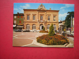 CPM  82  CASTELSARRASIN / CASTELSARRAZIN   L'HOTEL DE VILLE    VOITURES   VOYAGEE  1976  CARTE EN BON ETAT - Castelsarrasin