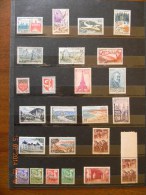 Francia 1939-1965 Collezione Con Circa 50 Francobolli Nuovi ** Trai Quali La Serie N° 976-981, 1301-05, E I N° 421 E 429 - Colecciones Completas