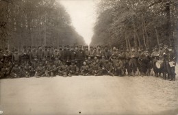 CPA 598  - MILITARIA - Carte Photo Militaire - Soldats Du 5e & 6e Régiment à FONTAINEBLEAU - Characters