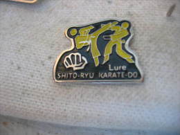 Pin´s Du Club De Karaté De LURE. Shito-Ryu. Karaté Do - Wrestling