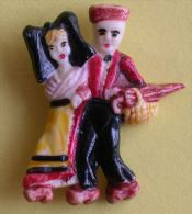 COUPLE ALSACIENNE ALSACIEN BROCHE ALSACE ANNEES 1950 - HAUTEUR 4 Cm - 2 SCANS - Brooches