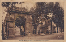 BEDARRIDES .   Place Du 4 Septembre . Porte St Croix. - Bedarrides