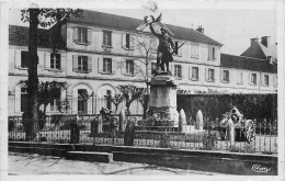 70 CHAMPLITTE - Les Ecoles Et Le Monument Aux Morts De La Grande Guerre - Altri & Non Classificati