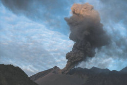 (T22-001 )  Vulkan Volcano Volcan Volcán , Prestamped Card, Postal Stationery - Volcans