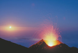 (T22-020 )  Vulkan Volcano Volcan Volcán , Prestamped Card, Postal Stationery - Volcanes