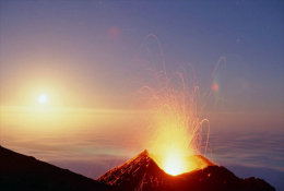 (T22-058 )  Vulkan Volcano Volcan Volcán , Prestamped Card, Postal Stationery - Vulkane