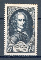 VARIÉTÉS FRANCE 1949 N° 854  VOLTAIRE 8 F + 2 F NEUF ** GOMME  TACHE DE ROUILLE DOS - Nuevos