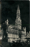 BRUXELLES. L'HOTEL DE VILLE BY NIGHT. CARTOLINA ANNI '50 - Bruselas La Noche