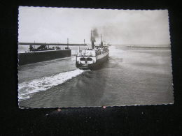 Bateau - N°14 / Port De Dunkerque, Un Ferry  Quittant Le Port  /  Circulé  En   19?  .- - Remorqueurs