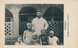 ETHNIQUES ET CULTURES - AFRIQUE - CAMEROUN - Evangéliste De Foumban Et Sa Famille - Zonder Classificatie