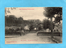 OUST-Entrée De La Ville Un Cycliste Au Repos Sur Le Pont  -a Voyagé En 1915 - Oust