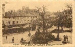 71 MACON - Place De La Barre, Au Premier Plan Monument Des Vendangeurs - Macon