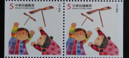 Pair Taiwan 2014 Children At Play Stamp Booklet Toy Helicopter Bamboo Dragonfly Kid Girl Costume Sport - Cuadernillos