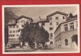 CLO3-06  Loèche-les-Bains, Leukerbad,La Place Et Hotel De La Maison Blanche. Cachets 1930 Pour Vincennes,petit Pli Angle - Loèche