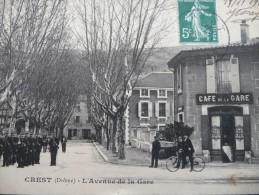 CPA Crest L'avenue De La Gare. Café Et Défilé Militaire - Crest