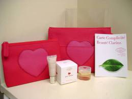 CLARINS " PAR AMOUR" TROUSSE + POCHETTE + MINI EDP 4,5 ML + BAUME COULEUR LEVRES 7 ML - Miniaturas Mujer (en Caja)