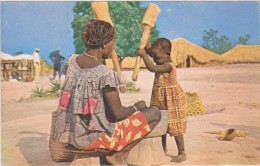 AFRIQUE NOIRE,AFRICA,AFRIKA,CAMER OUN,CAMEROON,CUISINIERE Et SON ENFANT - Kameroen