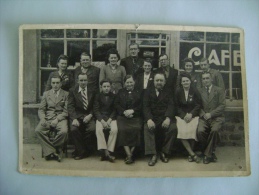 CARTE PHOTO   GROUPE DE PERSONNES DEVANT UN CAFE (NON  SITUEE) - Cafés