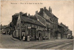 HAINAUT   1 CP  Mouscron  Place De La Gare Et Rue Du Gaz  Café  A La Ville De Gand  1909 - Mouscron - Moeskroen