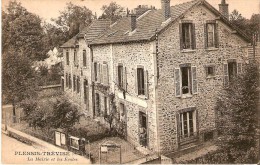 PLESSIS-TREVISE (94420) : La Mairie Et Les Ecoles. Gros Plan. Petite Animation. - Le Plessis Trevise