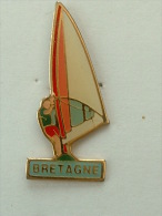 PIN´S PLANCHE A VOILE - BRETAGNE - Vela