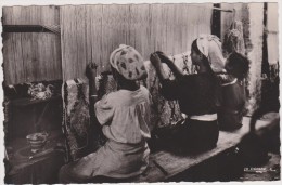 AFRIQUE,AFRICA,RABAT,MAROC EN 1951,MOROCCO,Métier Artisanal,femme Marocaine Au Travail,tisseur,tisseuse, Tapis - Rabat