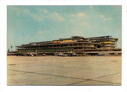 Aeroport Paris Orly Vue Sur Facade Sud De L'Aerogare Avec Les Avions Cote Pistes Cliche Dalmas - Flugwesen