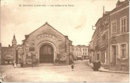 44 - SAVENAY - Vue Animée Des Halles Et De La Place . ( Buvette à Gauche Des Halles ) - Savenay