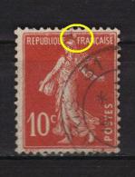 Variété Timbre Semeuse 10 C. Rouge N° 138, Avec Tache Sur Bordure Supérieure - Oblitérés