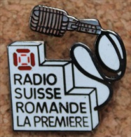 RADIO SUISSE ROMANDE LA PREMIERE - MICRO   -           (10) - Medios De Comunicación