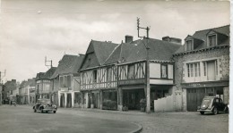 CPSM 35 LA GUERCHE DE BRETAGNE LES VIEUX PORCHES Vieilles Voitures - La Guerche-de-Bretagne