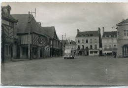 CPSM 35 LA GUERCHE DE BRETAGNE LES VIEUX PORCHES ET PLACE DE LA MAIRIE  Vieilles Voitures - La Guerche-de-Bretagne