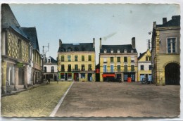 CPSM 35 LA GUERCHE DE BRETAGNE LES VIEUX PORCHES ET PLACE DE LA MAIRIE - La Guerche-de-Bretagne