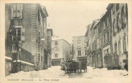 43 - Saugues - ** La Place Antique - Sous La Neige - Animée ** - Voir 2 Scans. - Saugues