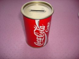 Tirelire Coca-Cola Entièrement Fermée 33 Cl - Autres & Non Classés