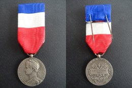 MEDAILLE MINISTERE DU TRAVAIL ET DE LA SECURITE SOCIALE  - HONNEUR TRAVAIL - G. BETREMIEUX 1960 - Professionals / Firms