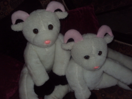 2 PELUCHES/BAS DE PORTE Formes Animaux - Muñecas