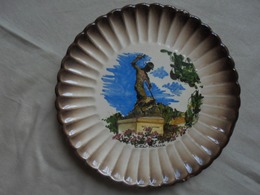 Ancien - Assiette De Décoration "Souvenir De CARMAUX AUX VICTIMES" Décor Main - Popular Art