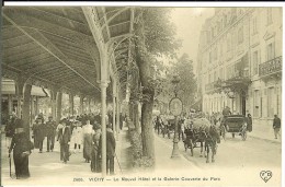 CPA VICHY, Le Nouvel Hôtel Et La Galerie Du Parc 10715 - Vichy