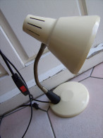 VINTAGE LAMPE DE BUREAU METAL BLANC CREME  BRAS SPIRALE METAL CLOCHE METAL FONCTIONNE CABLE BOUTON PRESSOIR ROUGE - Lámparas Y Arañas