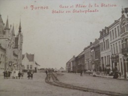 CPA Furnes. Gare Et  Place De La Station. Train Au Fond. - Sonstige & Ohne Zuordnung