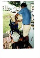 Guyane - CAYENNE - Février 1992 - Laminoir à Canne à Sucre Pour En Extraire Le Jus - Métier Homme Balance Pesée Poids - Cayenne