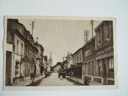 CPA MOURMELON Le GRAND. Rue Du Général Gouraud. Très  ANIMEE, COMMERCES, VOITURES. TBE - Mourmelon Le Grand