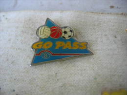 Pin´s GO PASS, Ballon De Foot, Ballon De Basket Et Ballon De Volley - Volleyball