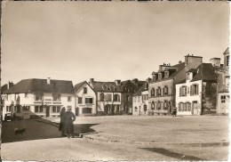 56 - GOURIN - Belle Vue Animée Sur La Place De La Poste . ( Crédit Nantais , Poste Télégraphe ) - Gourin